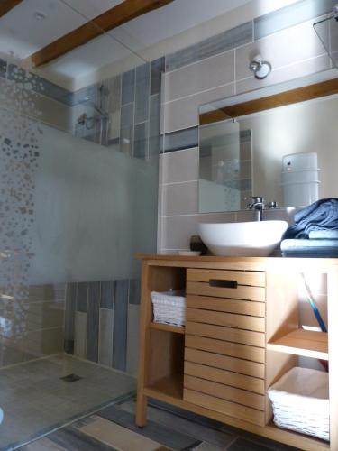 une salle de bain avec un lavabo et un miroir dans l'établissement Domaine de Bonnet, à Castelnau-de-Lévis