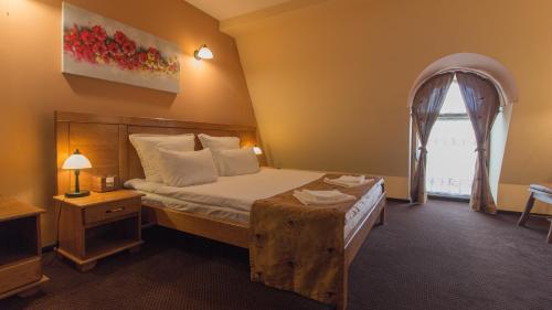 a bedroom with a bed and a window at Pension La Fontana in Baia Mare