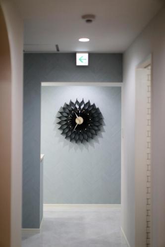 a room with a wall with a clock on the wall at コンドミニアムHARU 那覇県庁前 201 in Naha