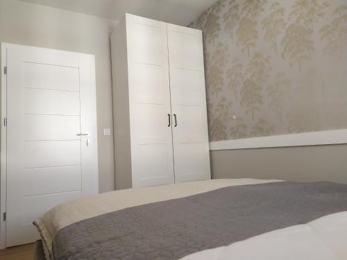 Posteľ alebo postele v izbe v ubytovaní Kraków City Center Navyblue Luxury Apartment