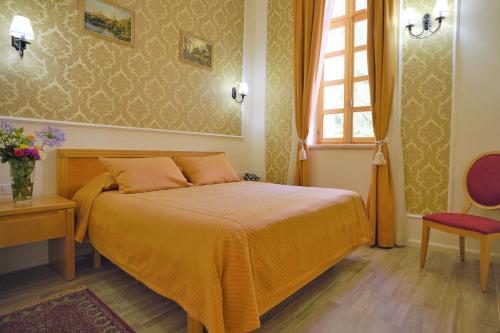 Postel nebo postele na pokoji v ubytování Sergei Palace Hotel