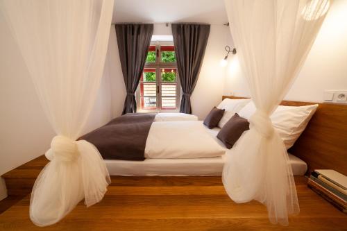 Uma cama ou camas num quarto em Apartmány Dačický 1