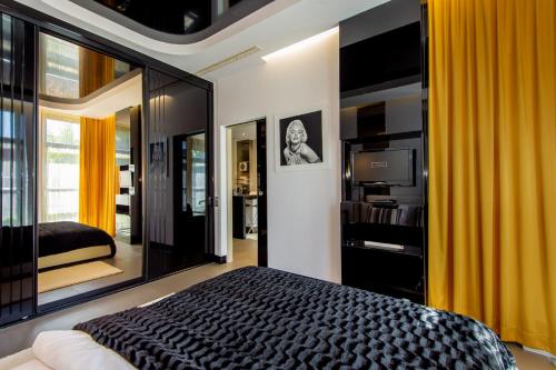 a bedroom with a bed and a large mirror at Super-Apartamenty City Park I BASEN, SAUNA in Poznań