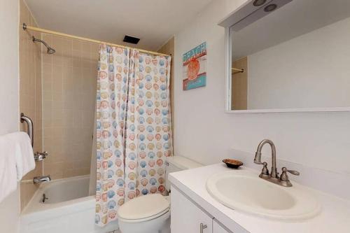 ein Bad mit einem Waschbecken, einem WC und einer Dusche in der Unterkunft Beach Villa 233 in Humacao
