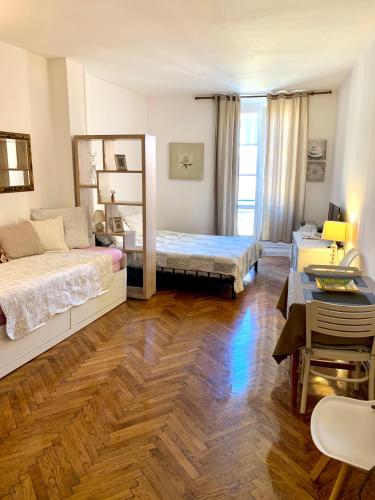 - une chambre avec 2 lits et un bureau dans l'établissement Studio Rue Massena, à Nice