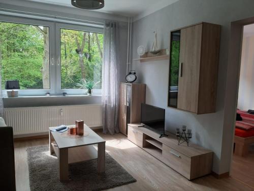 uma sala de estar com uma televisão e uma mesa de centro em Ferienwohnung "Am Schlosspark" em Neetzow