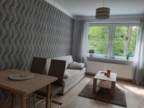uma sala de estar com um sofá e uma mesa em Ferienwohnung "Am Schlosspark" em Neetzow