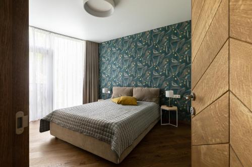 Un pat sau paturi într-o cameră la Korio Apartments, Druskininkai