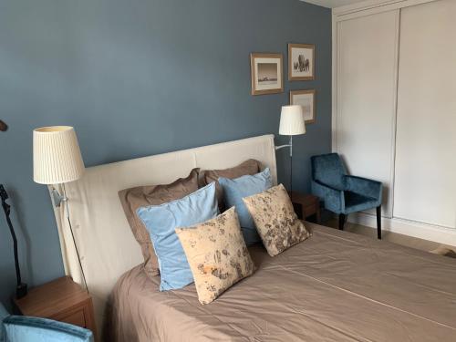 1 dormitorio con 1 cama con paredes azules en Paddy's Place en Lille