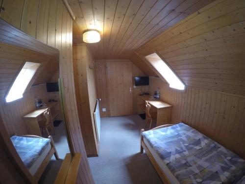 Zimmer mit 2 Schreibtischen und einem Bett in einem Zimmer in der Unterkunft Hotel Garni Traube B&B in Schwellbrunn