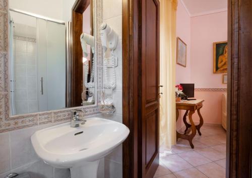 a bathroom with a sink and a mirror at B&B Il Tufo Rosa in Pitigliano