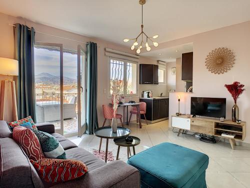 un salon avec un canapé et une télévision dans l'établissement Nestor&Jeeves - CORAL SEA TERRACE - Central - Very close beaches, à Nice