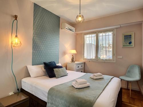 une chambre avec un lit avec deux serviettes dessus dans l'établissement Nestor&Jeeves - CORAL SEA TERRACE - Central - Very close beaches, à Nice