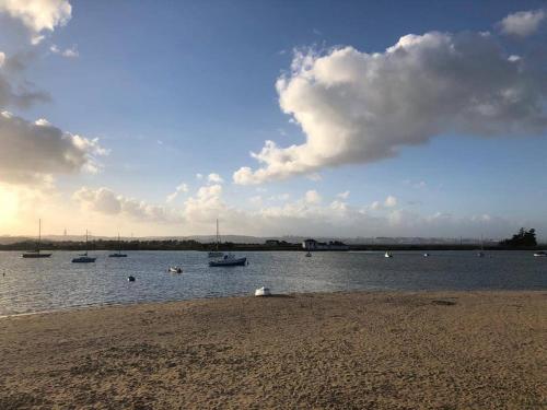 Ein Strand an oder in der Nähe der Ferienwohnung