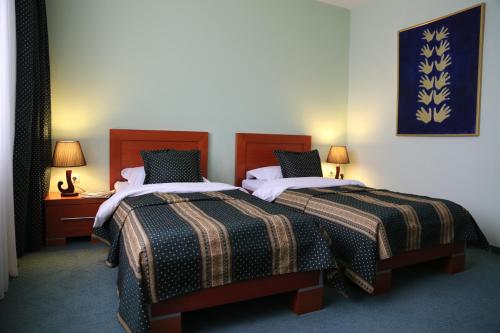 Giường trong phòng chung tại Hotel Apollonia