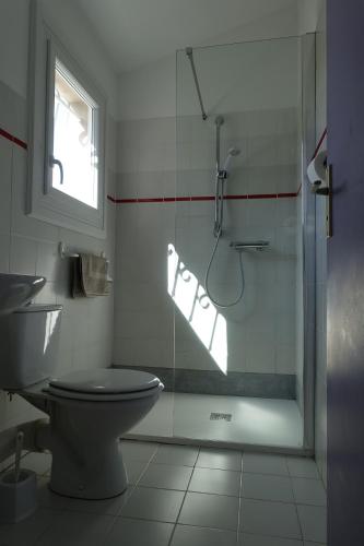 une salle de bain avec douche et toilettes et une fenêtre dans l'établissement Domaine de la Punta, à Porto-Vecchio