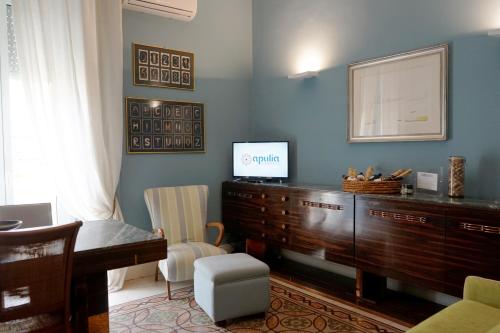 una camera con scrivania e comò con specchio di Appartamento di fronte al mare by Apulia Accommodation a Bari