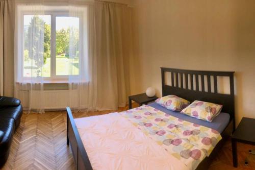 New comfortable apartment nearby promenade in 5 minutes from Old town of Riga. في ريغا: غرفة نوم بسرير ونافذة