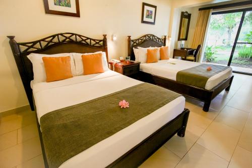 Postel nebo postele na pokoji v ubytování Warwick Le Lagon Resort & Spa, Vanuatu