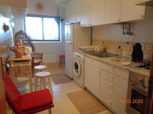 una cocina con fregadero y lavadora en Ocean View Flat, en Ponta Delgada