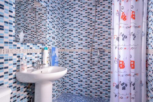 マルトスにあるCasa de Chocolateの青いタイル張りのバスルーム(シンク、シャワー付)