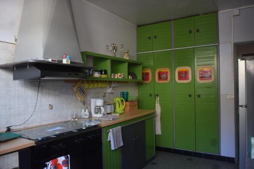 Una cocina o zona de cocina en Le Passager Cilaos maison privée