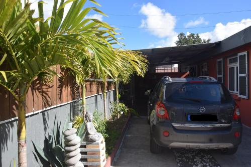 um carro estacionado na entrada de uma casa em Le Passager Cilaos em Cilaos
