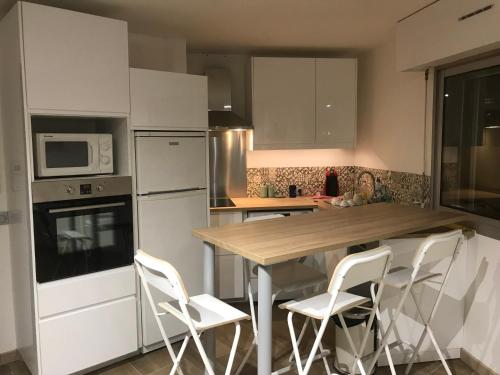 Kuchyň nebo kuchyňský kout v ubytování Magnifique appartement pied dans l'eau