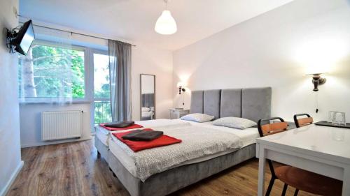 een slaapkamer met een bed en een groot raam bij Ow Alfa in Rewal