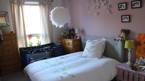 Un pat sau paturi într-o cameră la jolie maison