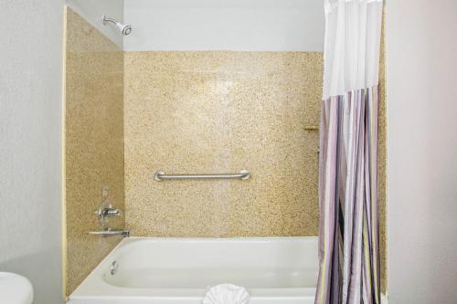 Koupelna v ubytování La Quinta by Wyndham Fort Smith