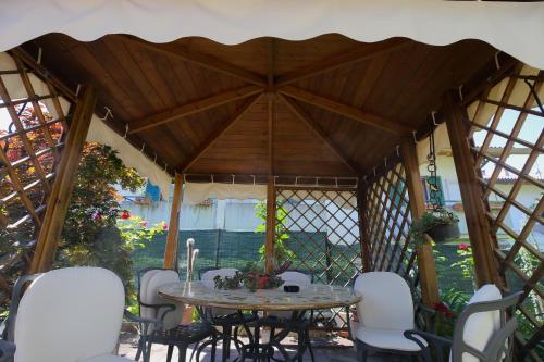 a table and chairs in a gazebo at B&B Nonna Gina in Bardolino