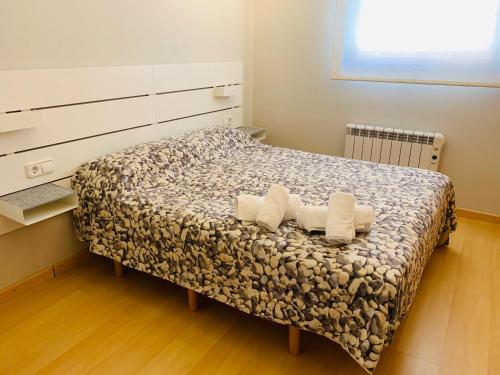 um quarto com uma cama com duas toalhas em El Far de Palamós - Costa Brava em Palamós