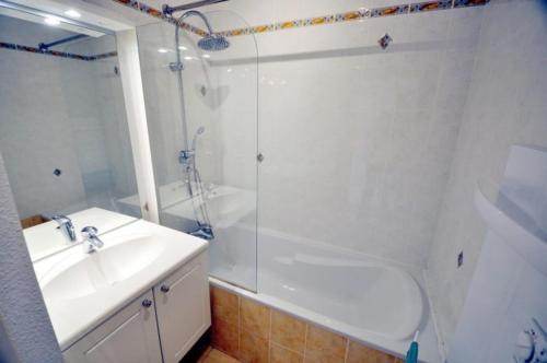 La salle de bains est pourvue d'une douche, d'un lavabo et d'une baignoire. dans l'établissement La perle du Grand Haut, à Gérardmer