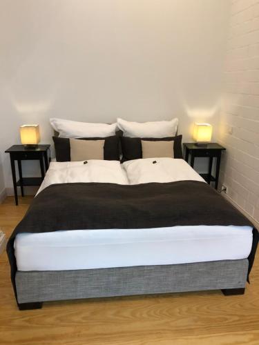 ein Schlafzimmer mit einem großen Bett mit zwei Nachttischen in der Unterkunft Bielenberg 37 in Kollmar