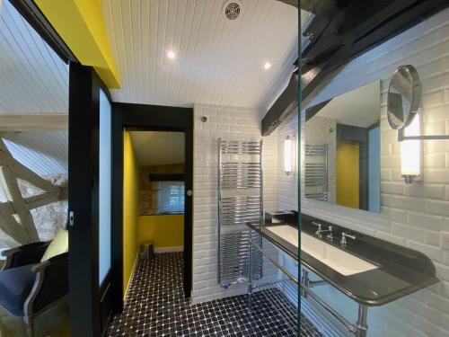 a bathroom with a sink and a mirror at Le Moulin du Roc in Brantôme
