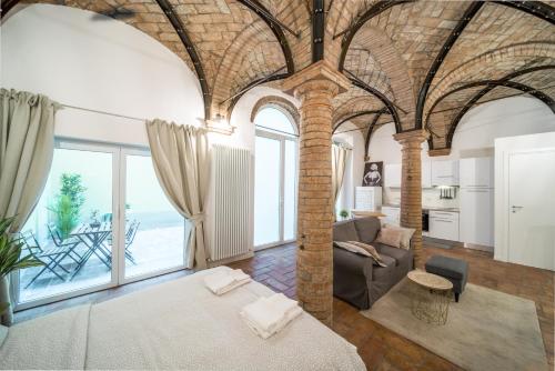 une grande chambre avec un lit et un salon dans l'établissement Lovely Loft in Reggio Emilia, à Reggio d'Émilie