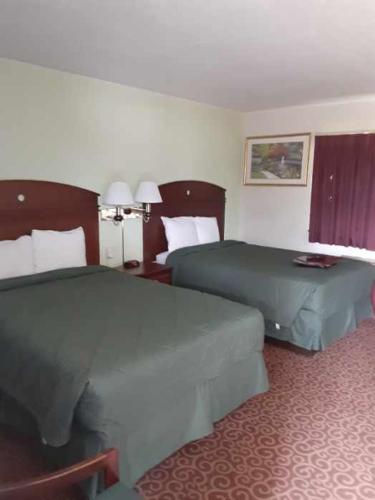 a hotel room with two beds in a room at WYE Motor Lodge Duncansville - Altoona in Duncansville