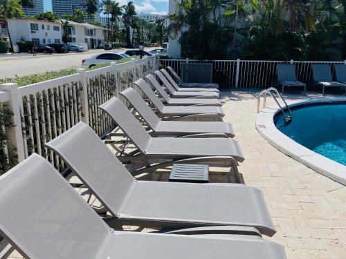 Bazén v ubytování Rolo Beach Hotel nebo v jeho okolí