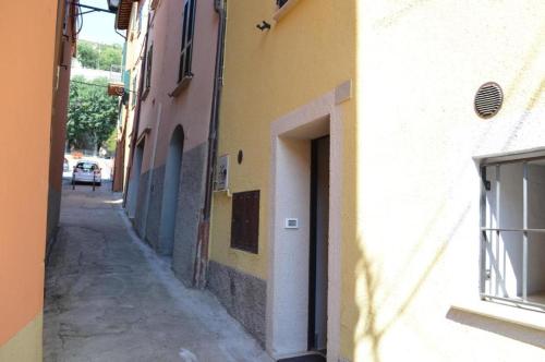 a narrow alley way with a building and a window at JAZZ Apartment Centro storico in Perugia