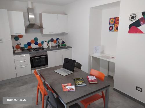 Η κουζίνα ή μικρή κουζίνα στο ROOM AND BREAKFAST SAN RAFEL