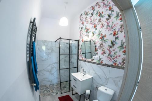 a bathroom with a mirror and a sink at Pokoje Hotelowe Siedlczanka in Siedlce