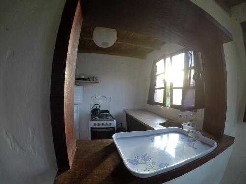 プンタ・デル・ディアブロにあるComplejo Diablo Verde Punta del Diabloの部屋の真ん中にバスタブ付きのキッチンが備わります。