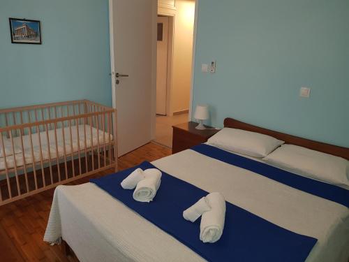 A bed or beds in a room at Comfortable Apt , 5 min walk to Acropolis