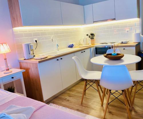 Dapur atau dapur kecil di Agios Ioannis luxurious beachfront studio