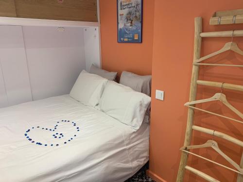 - une chambre avec un lit peint au cœur dans l'établissement Surfin You Essaye, à Biarritz