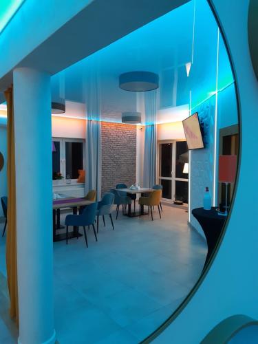 a reflection of a dining room in a mirror at Route One - Restauracja & Pokoje Hotelowe in Zgierz
