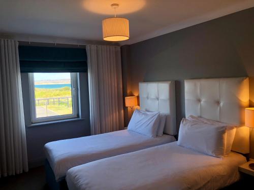 Postel nebo postele na pokoji v ubytování Connemara Sands Hotel & Spa