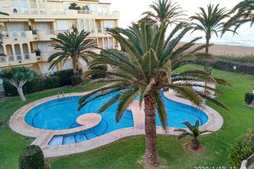 The swimming pool at or close to Estupendo apartamento en primera línea de playa y con vistas al mar