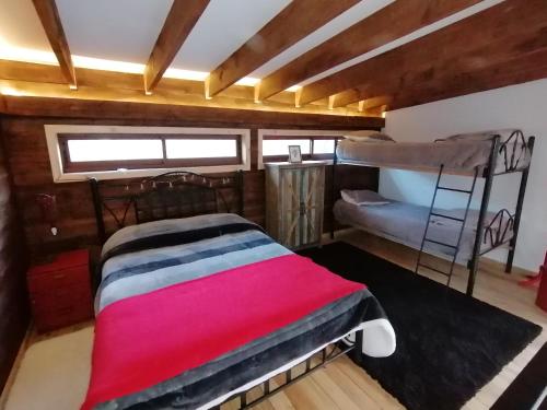1 Schlafzimmer mit 2 Etagenbetten in einer Hütte in der Unterkunft The Loft in Las Trancas